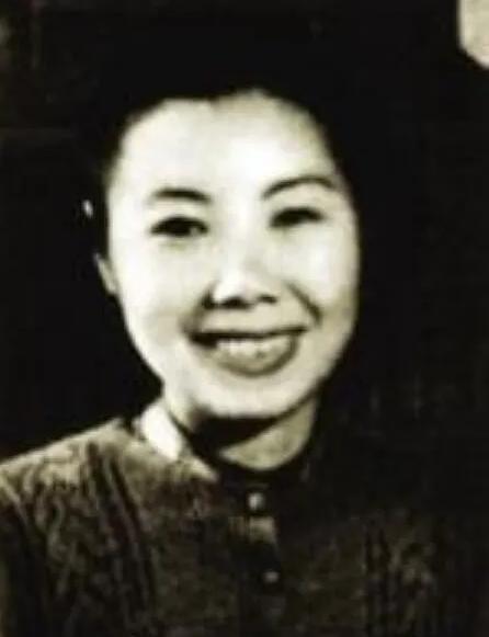 1982年，关露躺在病床上，组织上派人告诉她，她的问题已经查清，她不是汉奸。闻言