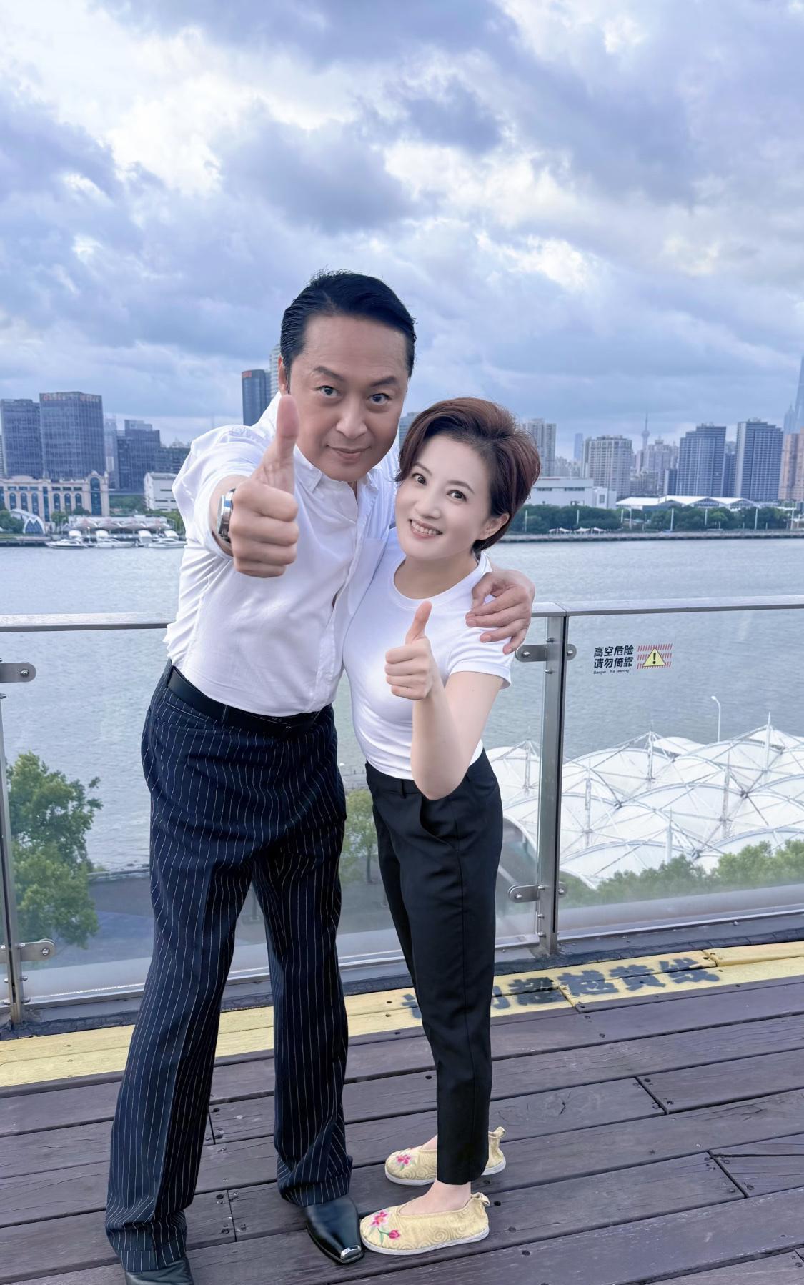 金铭晒与马景涛合照，两人同台演唱《青青河边草》主题曲。
金铭的变化不大，当年还是