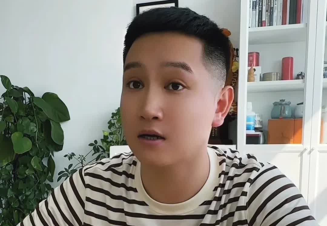 郭德纲侄子深夜吐槽：亲戚看演出还要自己买票，累觉不爱！
前日，有网友询问老郭鹤