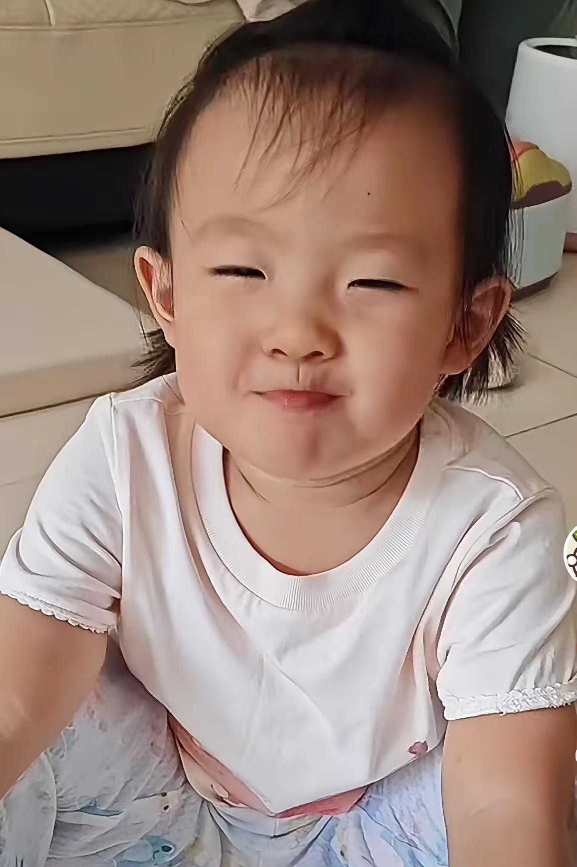这个闪闪，也太喜欢翻白眼了吧？
她才两岁多呀，这个动作做的这么熟练，一定是平时经