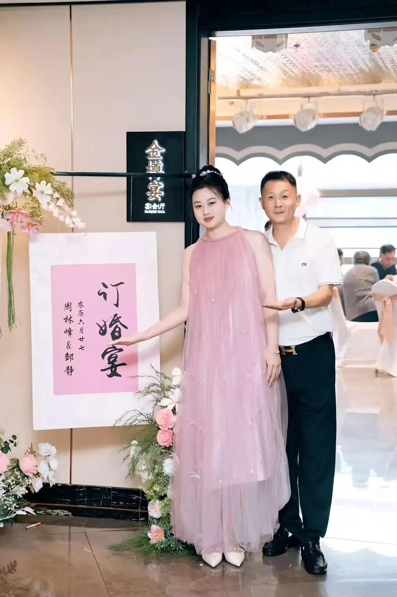 不怪小伙子一脸幸福，换谁谁不是。