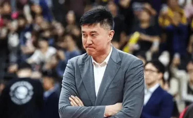 杜锋不要得意太早！上海前锋李弘权在G2球鞋写下“WIN OR WIN”，除了赢还