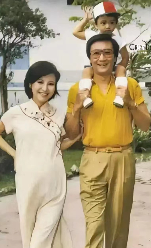 2000年，狄波拉邀请前夫谢贤参加她的婚礼，婚礼上，她对谢贤说：“你不同意我不敢