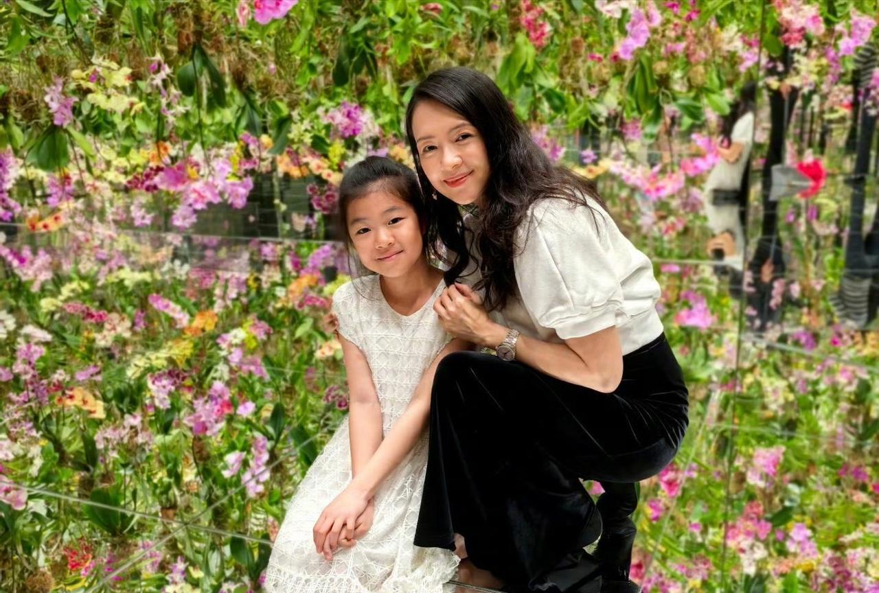 离婚后第二个六一儿童节，章子怡终于忍不住了！
章子怡也没想到，六一儿童节被虐成这