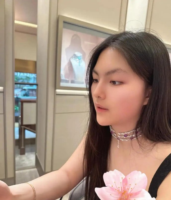 李湘带陪王诗龄购物，迪奥裙子、钻石项链随便买，羡慕王诗龄太会投胎了！ ​​​