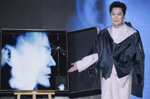 张信哲依然这么年轻帅气。