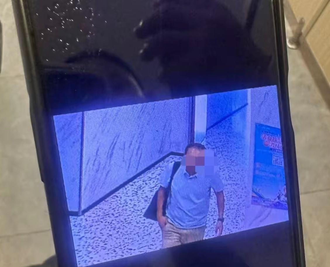 广州男子在女厕所偷拍，
被发现后立马逃跑，
从监控视频来看，
这名男子不是普通人