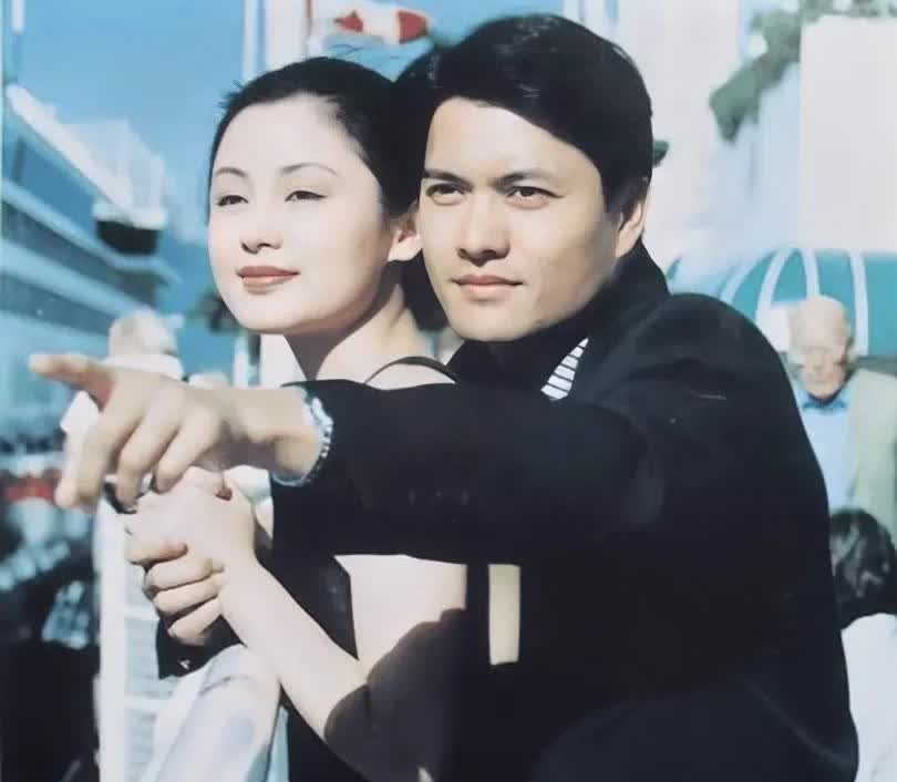 1996年，28岁的陈红与41岁的吕良伟的留影旧照，照片中陈红貌美如花，吕良伟英