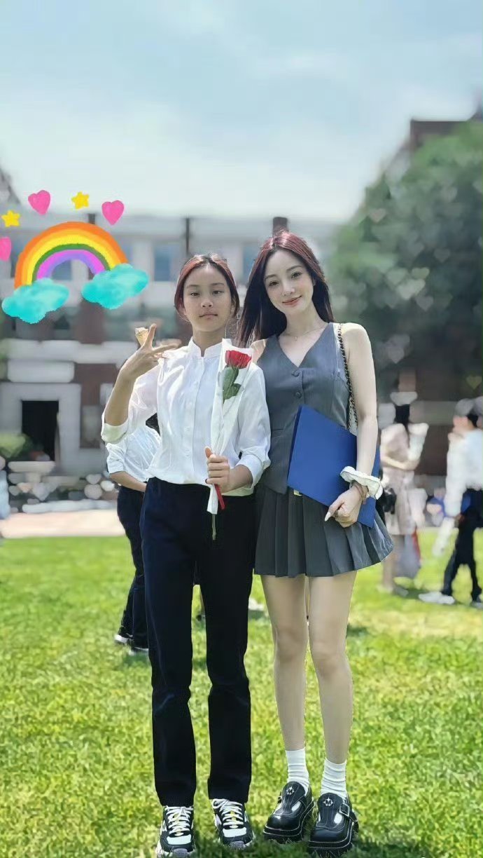 甜馨小学毕业典礼和妈妈合影，李小璐果然是肤白貌美大长腿，看着好迷人 ​​​