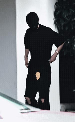 许凯是抗热第一人，这几天全国几乎都是高温，许凯穿着厚短袖，他手不停在里边拽，拽呀
