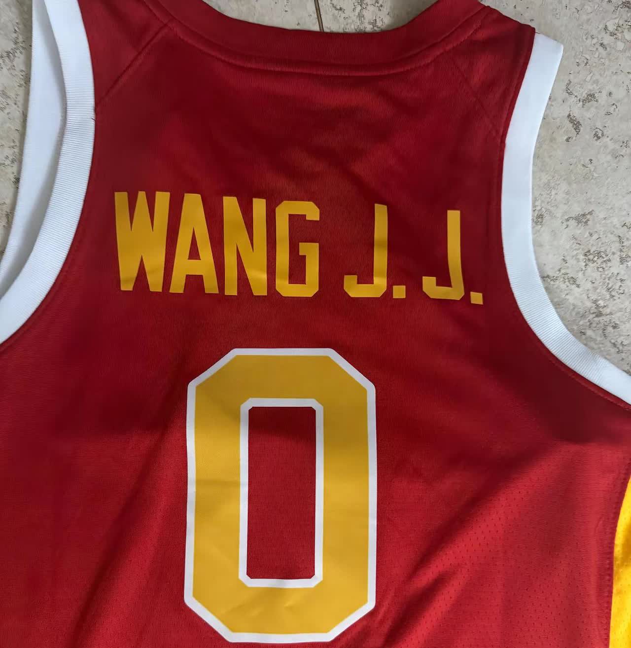 中国男篮错版球衣，由于当时中国男篮装备组没听清，错将王俊杰印成0号，全球仅一件，