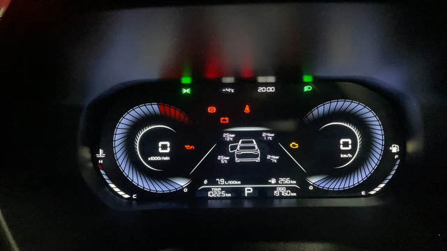 小垃吉的油耗还算可以接受吧
刚买车的时候跑了两回高速然后一直在城乡道路跑油耗在7