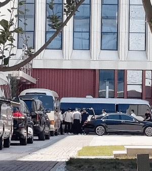 这个魏桥的“有球必应乒乓球”大叔是真的喜欢大头呀，照顾的像自己儿子！哈哈！
6月