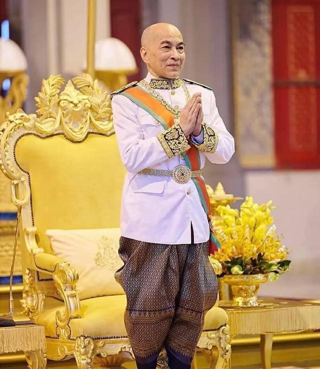 柬埔寨都已经乱成一锅粥了，但令人意外的是柬王西哈莫尼至今没有发声，反倒是洪森父子