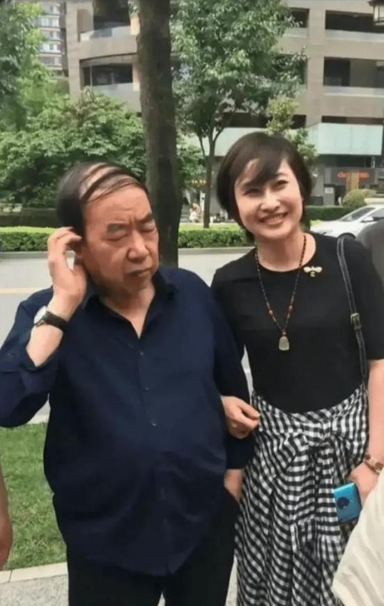 44岁贾平凹娶27岁护士，婚后竟向妻子提出……



1996年，对于贾平凹来说