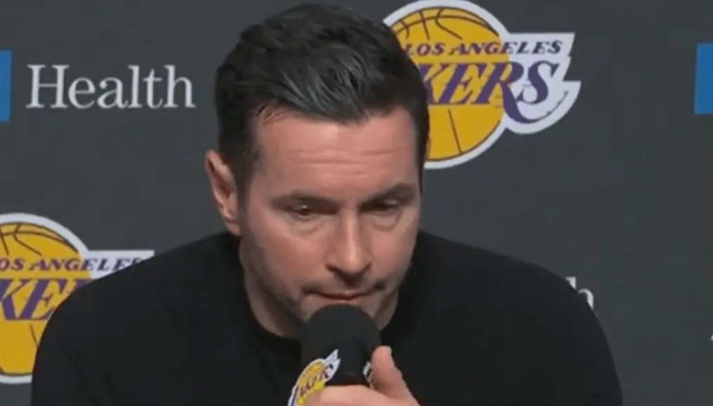 雷迪克甩锅啊

湖人101-105不敌雄鹿，赛后湖人主帅雷迪克赛后表示最后阶段的