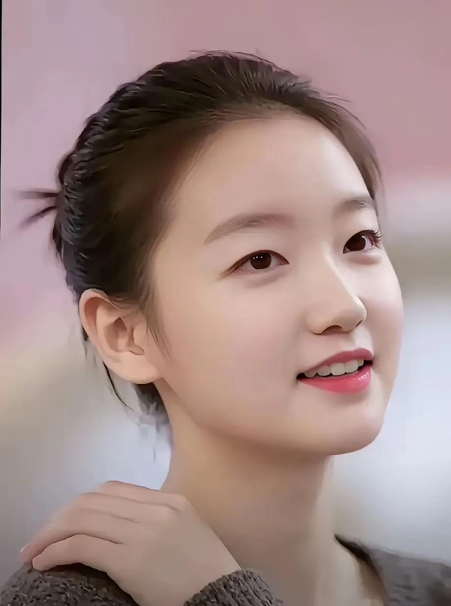 说实在的，孙颖莎要是以后不打乒乓球了，就可以弄个这样的发型，这发型真的与她的脸型