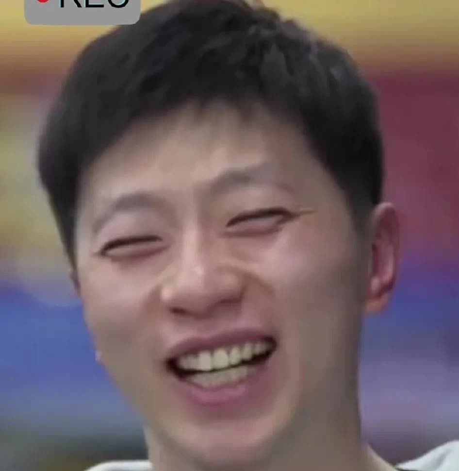 一字之差意思能一样吗？可是这个事就是一个官媒记者说出来的。要不是有字幕，要不是马