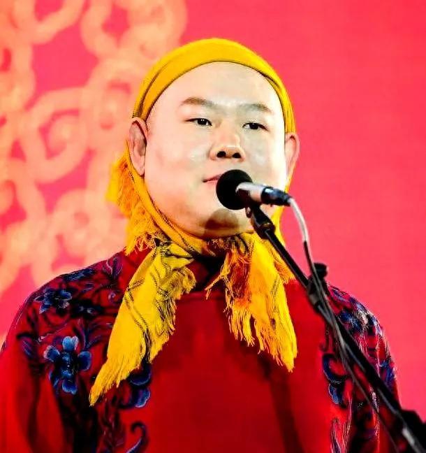 这种没有水准的音乐会让专业音乐人情何以堪！
小岳岳1580元演唱会票价直逼专业歌