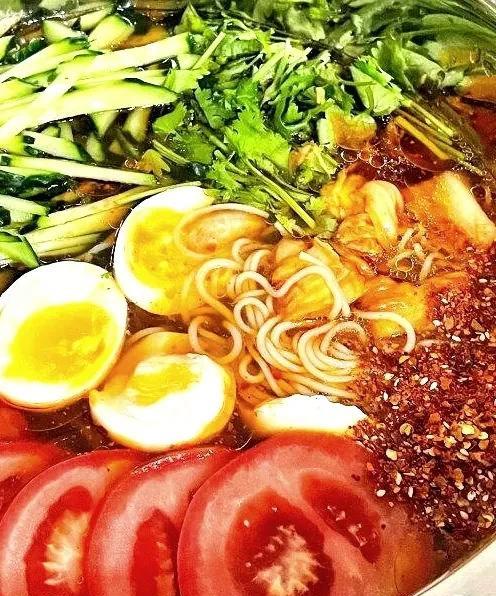 #美食冷面# 当带着冰碴的冷面汤滑入喉咙时，味蕾便叩开了时光之门。这道源自朝鲜族