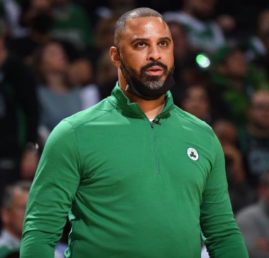 火箭队现在的战术非常的奇特，他们去抢大量的前场篮板，之后利用更多的二次进攻去得分