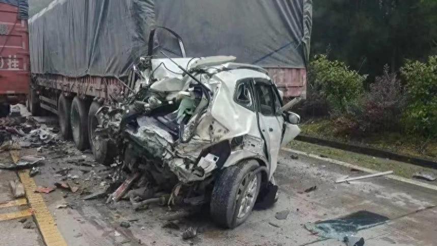 赶考路上遇死劫！3人一车2死1伤，谁能为这段老路负责？