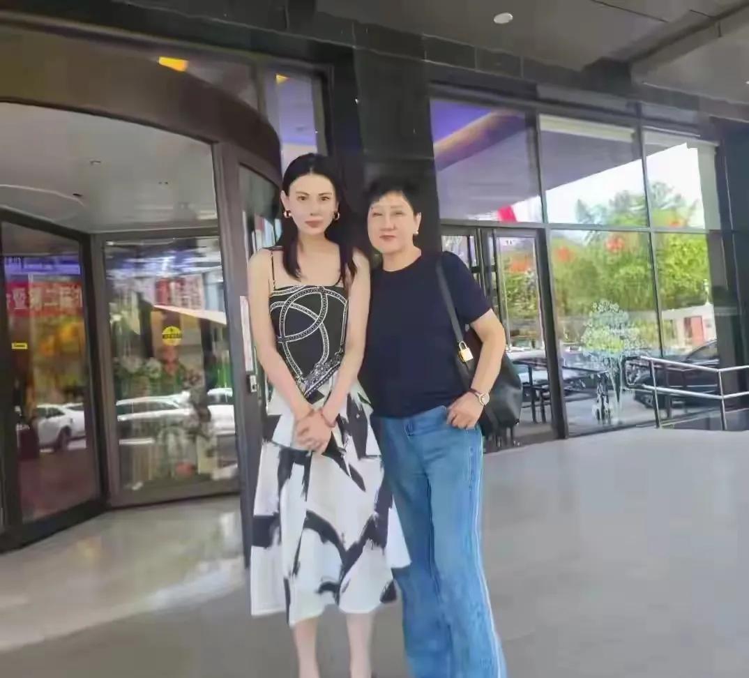 凯丽老师身边的女孩，大家知道是谁吗？