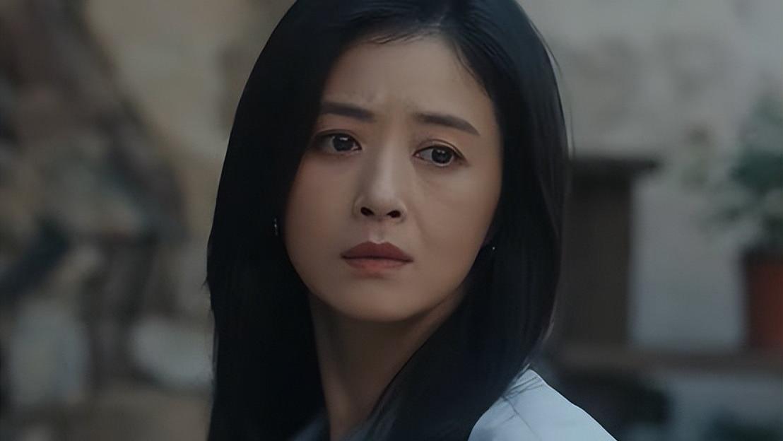 央视《四喜》出圈理由：侯岩松的演技，蒋欣的脸蛋，童瑶的衣品