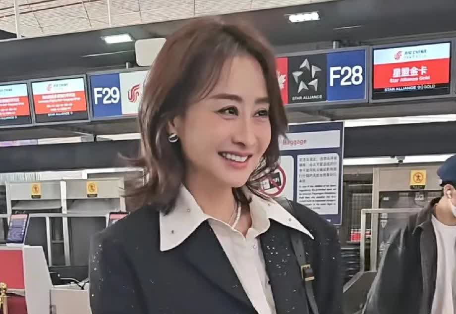 陈德容靠浪姐翻红，也引起很多争议。好奇怪年轻那会觉得她花期好短，等真正年纪上来了