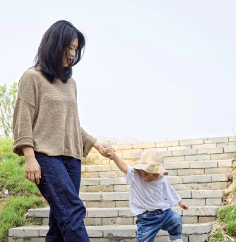 别怪我没提醒你！在外面见到四五十岁抱着孩子的中年妇女，千万别张口就来，问抱的是不