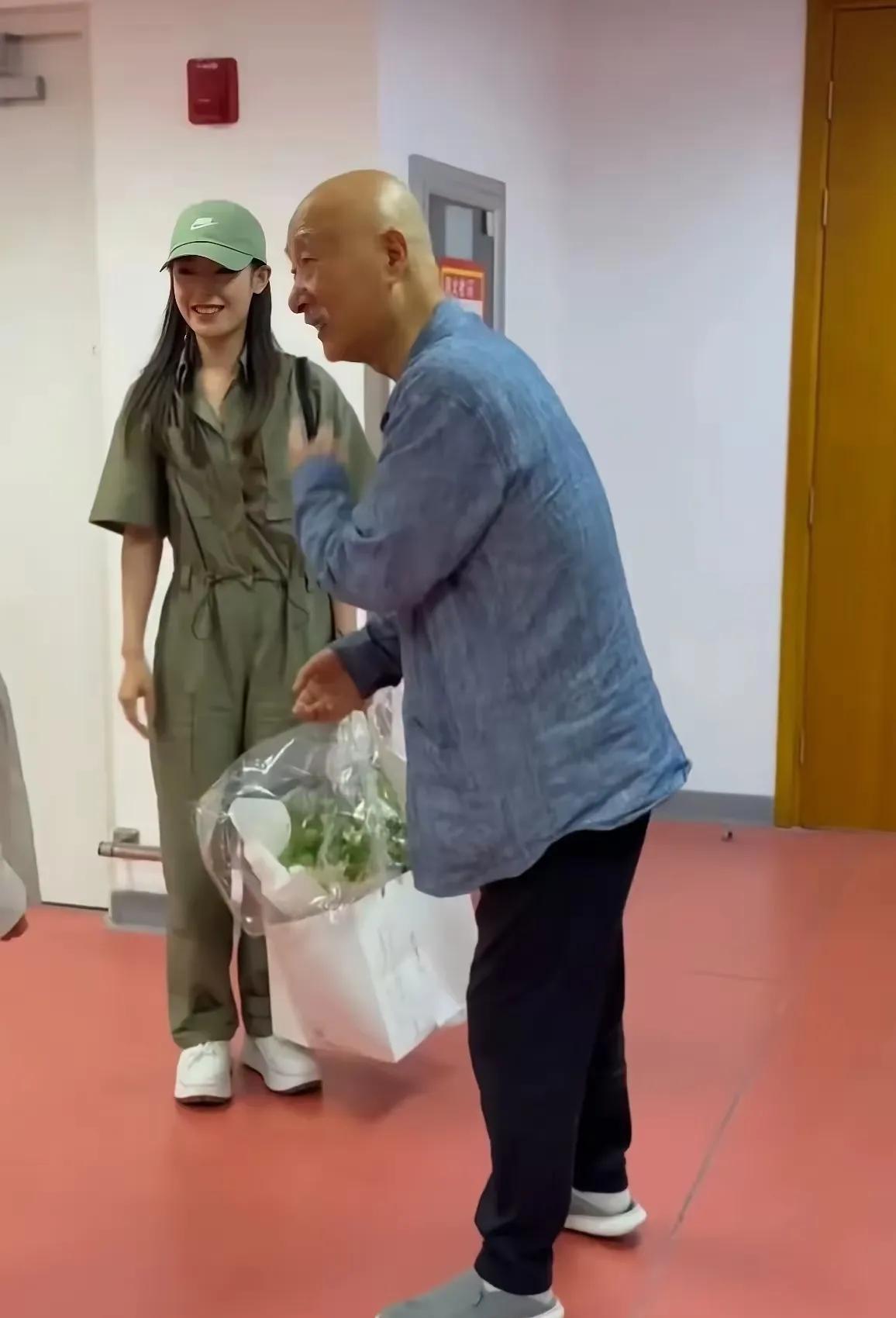 陈丽君在陈佩斯面前站得笔直，双手垂在身侧，像学生遇见老师。  
7月19日《戏台