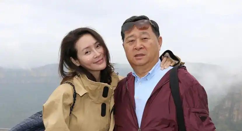 [浮云]2009年，27岁的于明加被父母逼着相亲，对方是大7岁的汽车销售高管胡俊