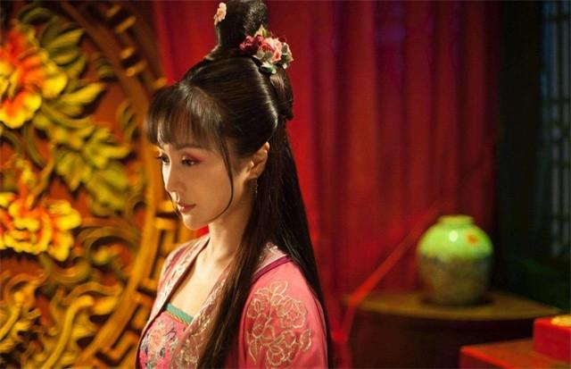 清朝初年，阳谷县朱生因为死了老婆，便去找媒婆寻一门亲事。快到媒婆家时，见其邻居家