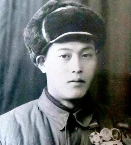 1952年，战士张文荣被美军俘虏后叛变！在奉命打入志愿军内部时，他却在跳伞前，将