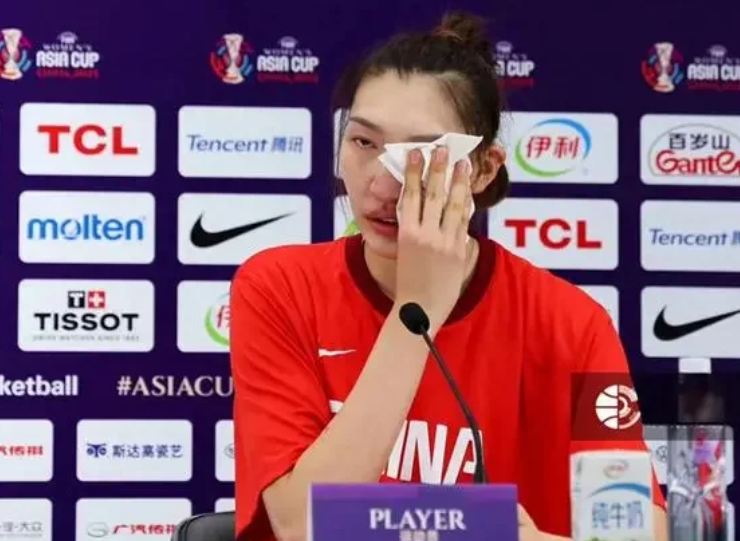 中国女篮81-90负于日本女篮止步亚洲杯半决赛后，韩旭泪洒新闻发布会。

该场比