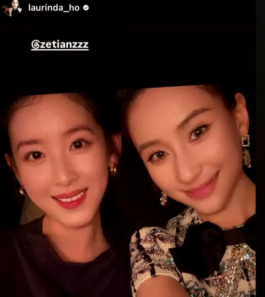 章泽天出席晚宴，何超莲主动晒合照，年龄相仿的两人五官都很精致，一个嫁给了富豪，一