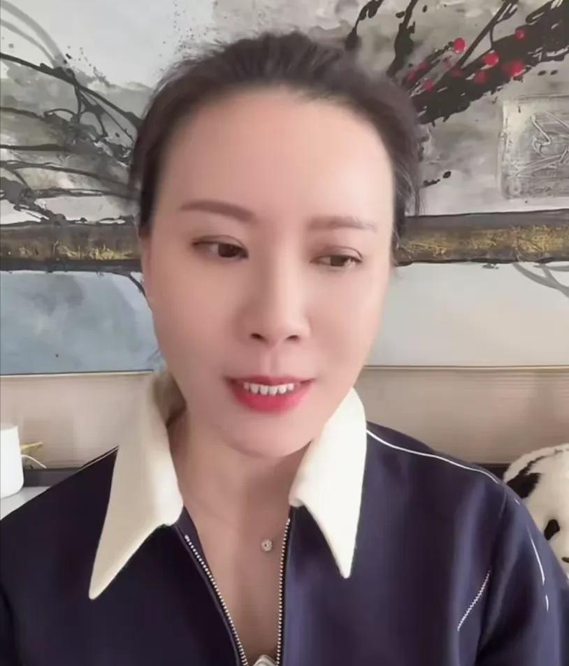 嘿，你们听说了吗？房海燕那姐们儿，居然去学开飞机了，还真把驾照给考下来了！这几天