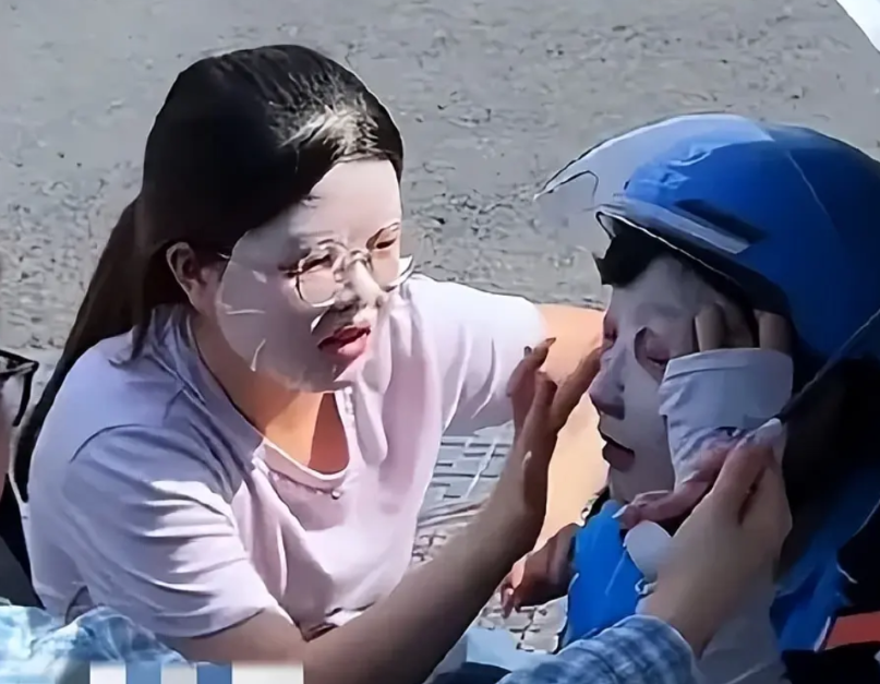 7月4日，江苏，在40度的高温下一位外卖员在路上突然中暑晕倒，2名陌生女孩刚好路