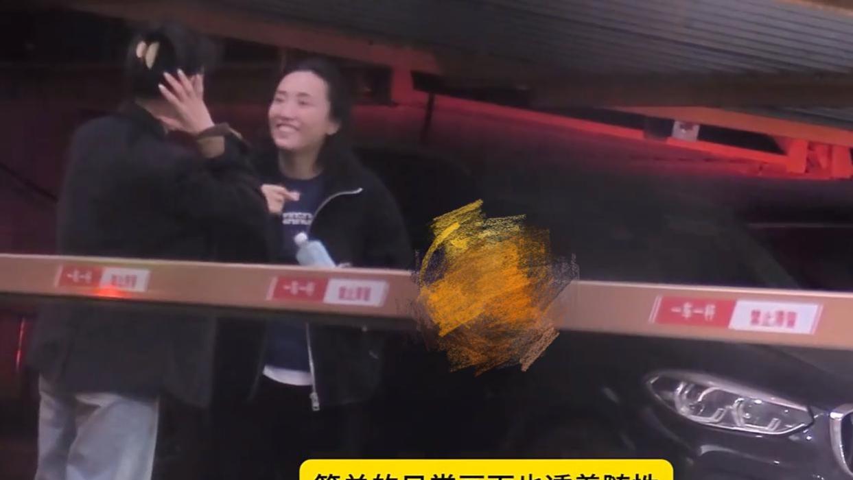 胡歌老婆现身医院被偶遇，与好友路边聊天，边聊天边挠头超接地气