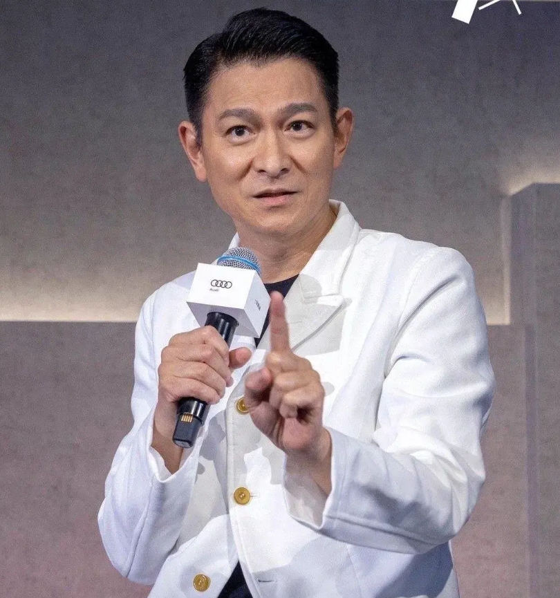 当年刘德华曾在一档访谈节目中被主持人鲁豫问道，你出道很多年了，也演唱过很多歌曲，