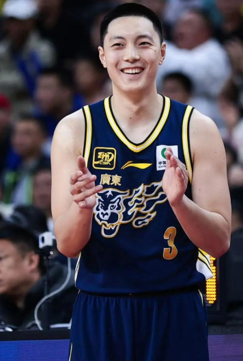 胡明轩可以学习一下赵睿的突破节奏
之前赵睿在广东的时候，突破节奏就跟现在胡明轩一