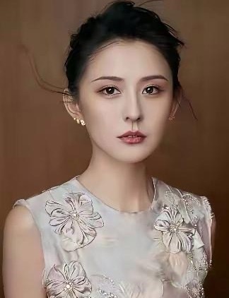 热依扎真的太神秘了，明明有了孩子，自己的另一半却是不被外人知道。
热依扎就连拍戏