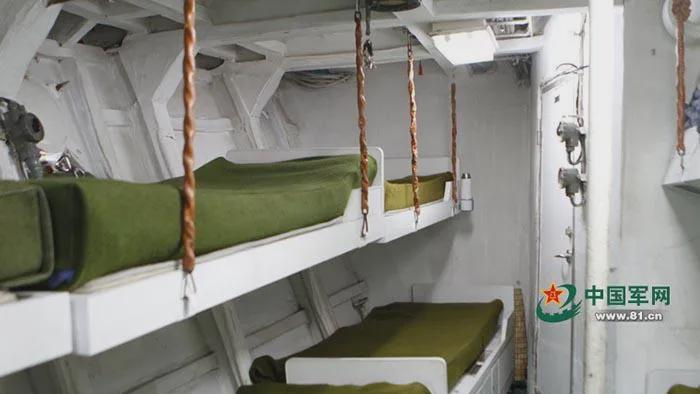 056型舰艇内部空间宽敞，大部分吨位用于提升居住条件，舰员仅60名，每人均配备单