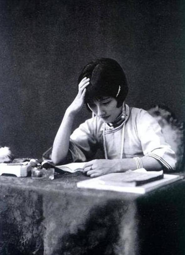 1955年，56岁翁瑞午，让28岁干女儿怀孕。遭到背叛的陆小曼，却一脸平静：“生