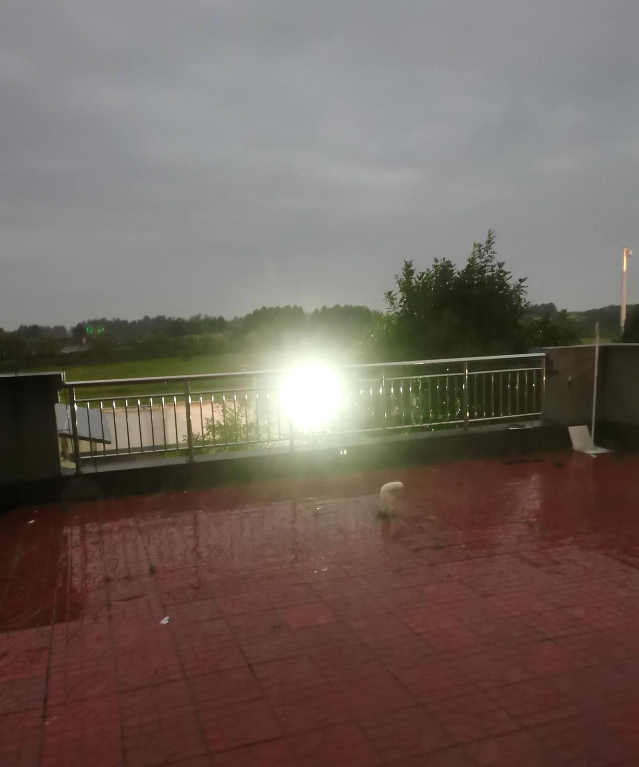 立秋过去了十天，已出伏了，按老话说，一场秋雨一场寒。连续四天下雨了，虽说不太大。