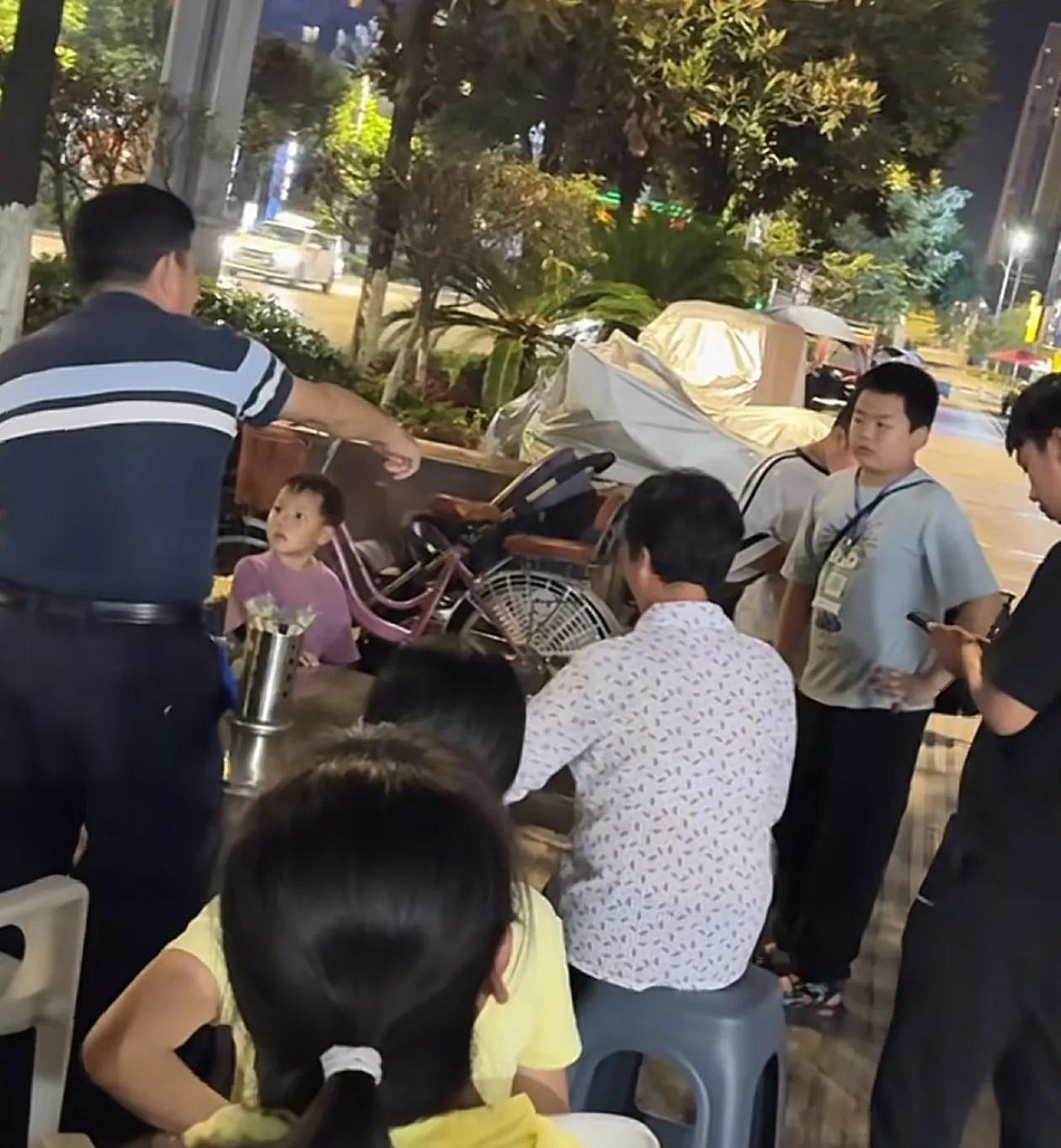 真是欺负人，连小孩钱都赖！贵州街头3个小朋友在卖冰棍，然后旁边吃烧烤的大人说要买