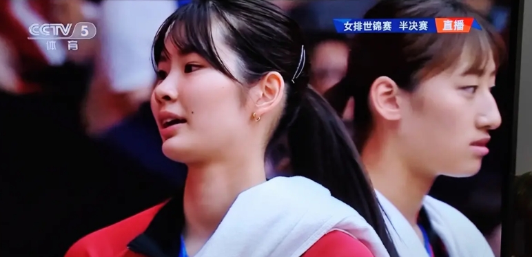 我不给日本女排加油！但不得不给日本女排点赞！

日本女排面对拥有红毛白毛两大变态