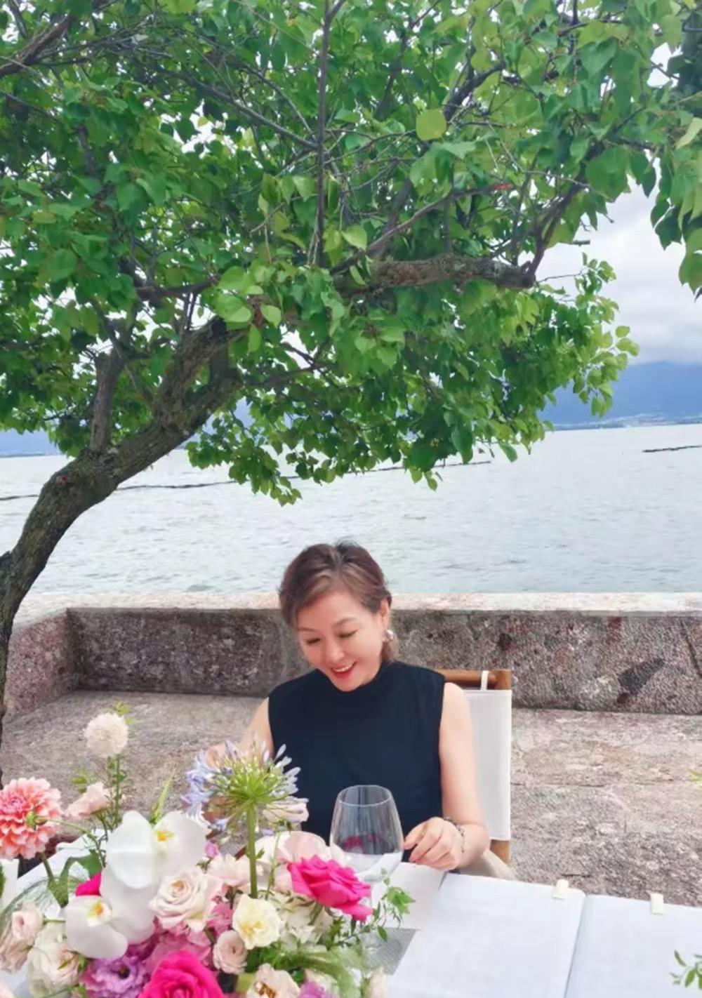 6月24日，55岁的李静晒照庆生。她状态绝佳，与女儿同游大理，笑容幸福。曾陷更年