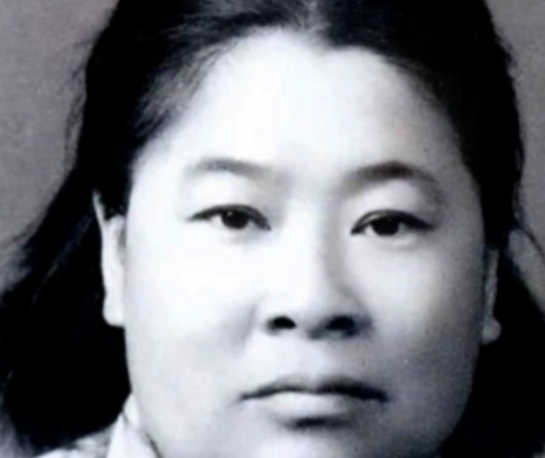 1933年，许世友听说部队有一位武艺高强的女战士，于是便想要切磋一番，看看究竟是