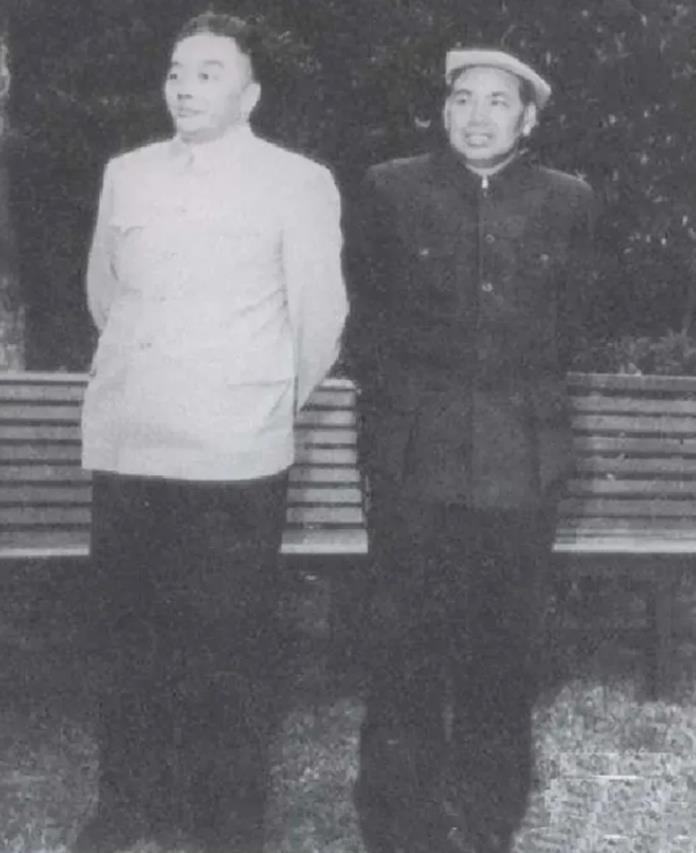 1964年，许世友上将与刘昌毅中将在一起的合影。许世友是湖北麻城许家洼人，红四方